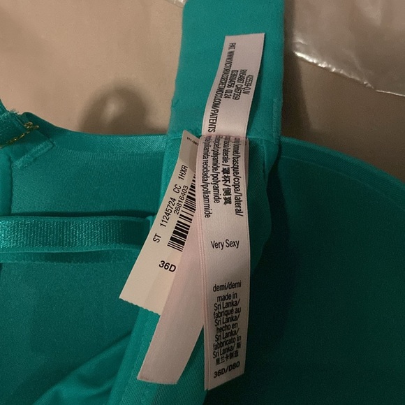 Victoria's Secret Push-Up Demi Bra
Tied-with-a-Bow Adjustable V-String Panty - Picture 12 of 13